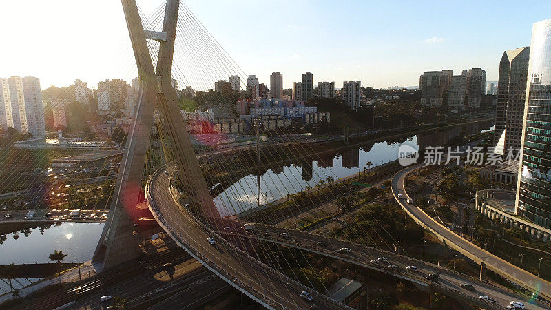 在巴西圣保罗的边际Pinheiros, Estaiada桥和摩天大楼的鸟瞰图